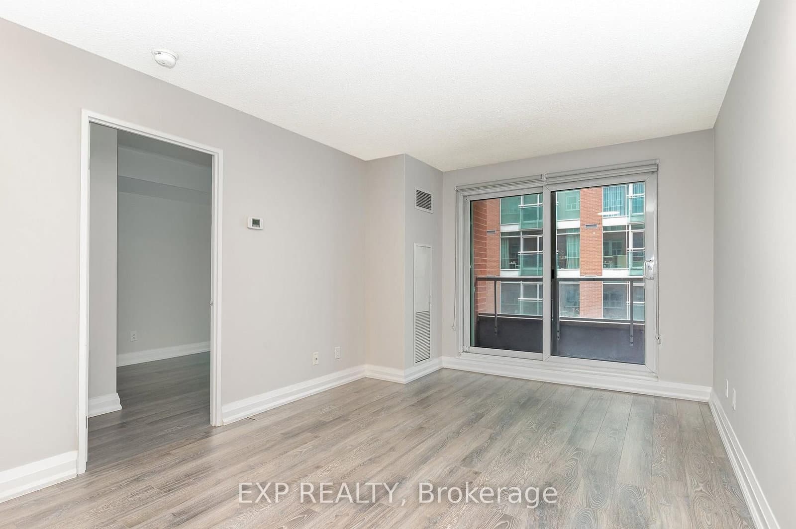 230 King Street, Unit 614 thumbnail 3