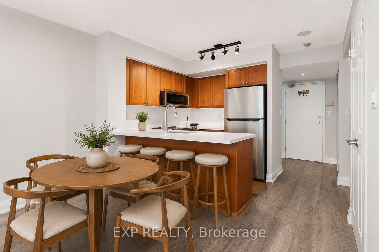 230 King Street, Unit 614 thumbnail 8