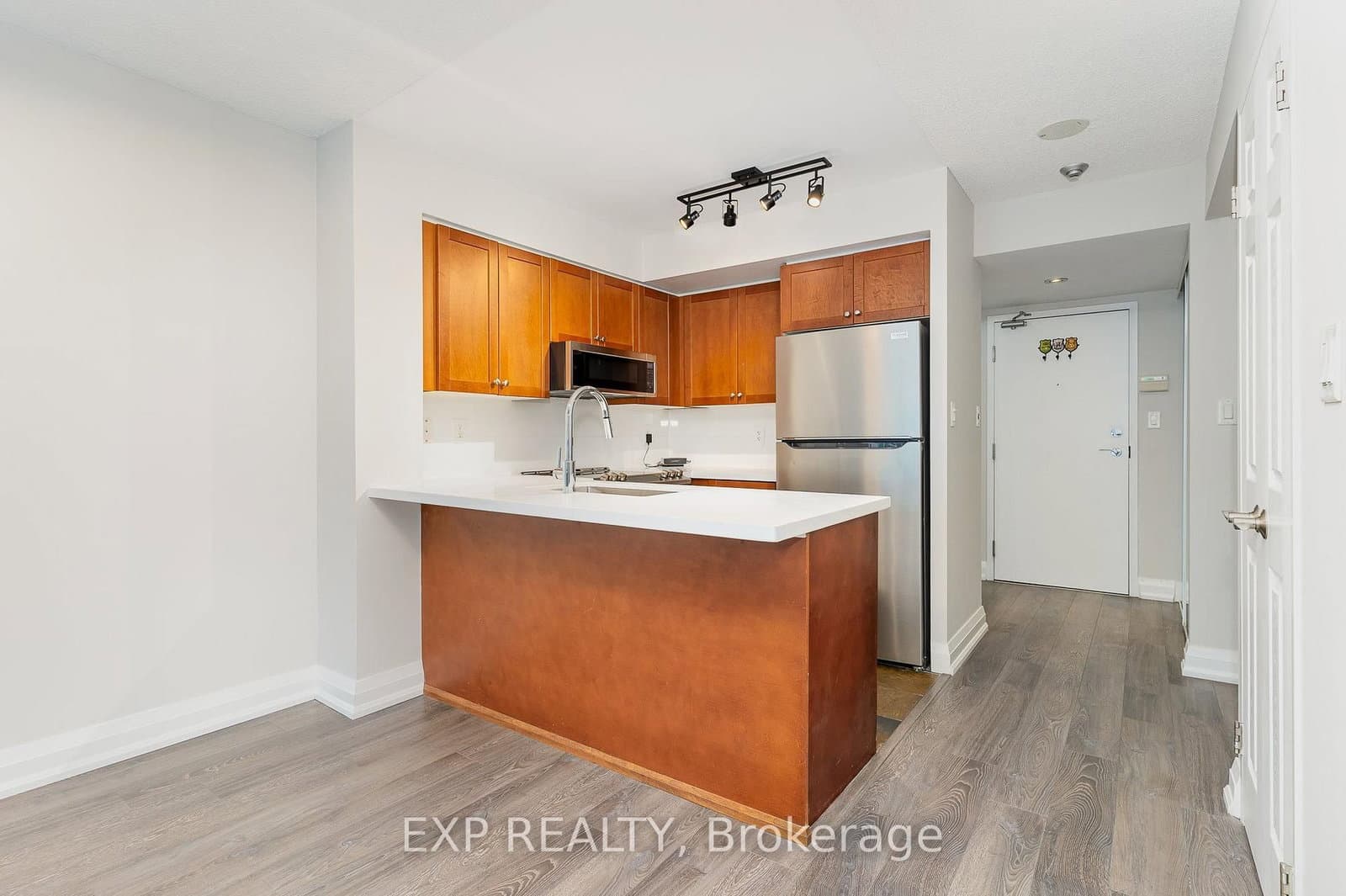 230 King Street, Unit 614 thumbnail 9