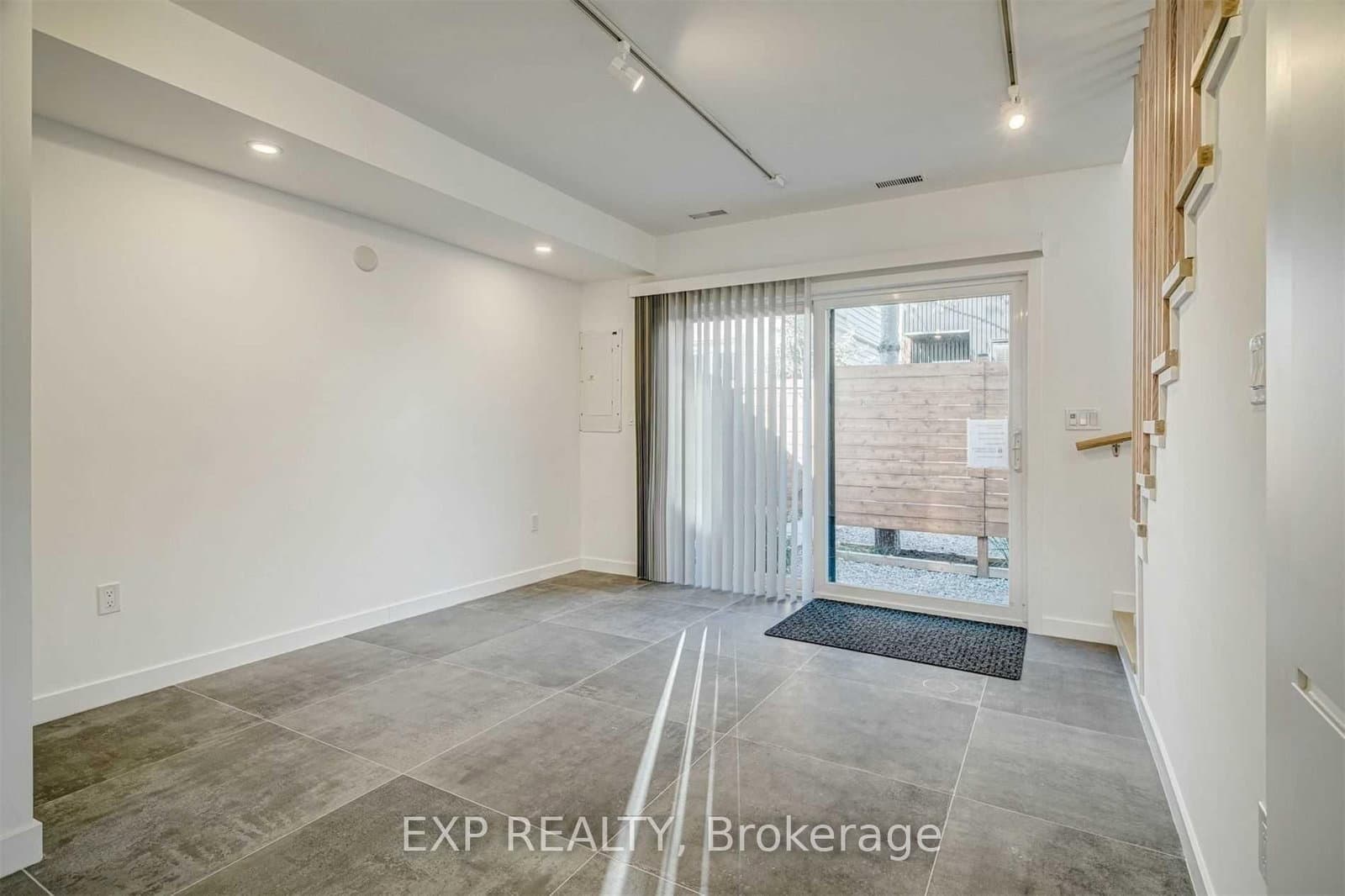 452 Montrose Avenue thumbnail 31