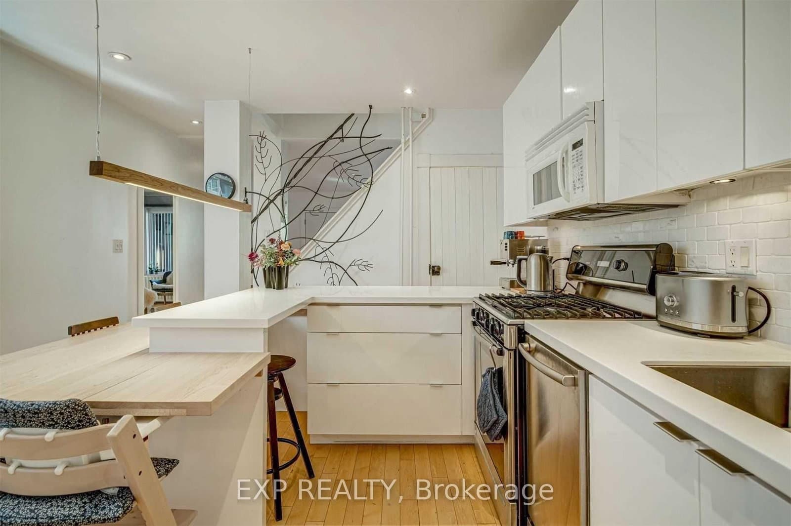 452 Montrose Avenue thumbnail 9