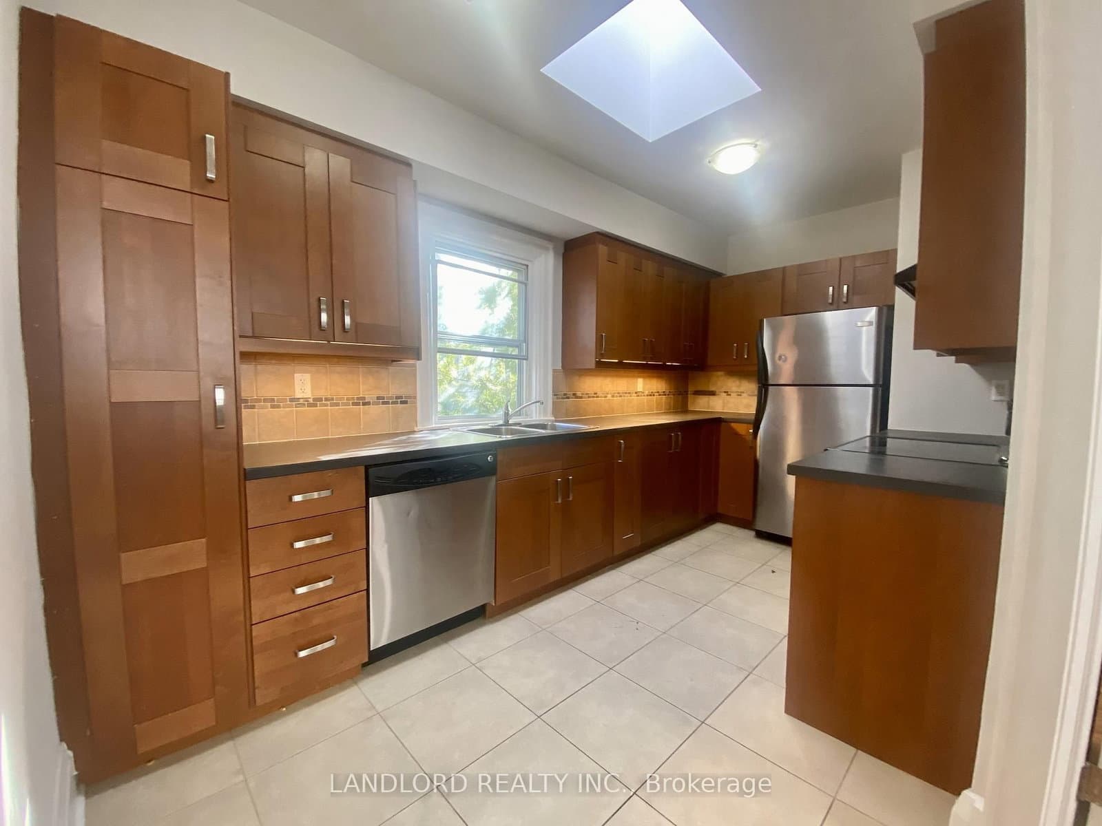 341 St Clair Avenue W, Unit E thumbnail 2