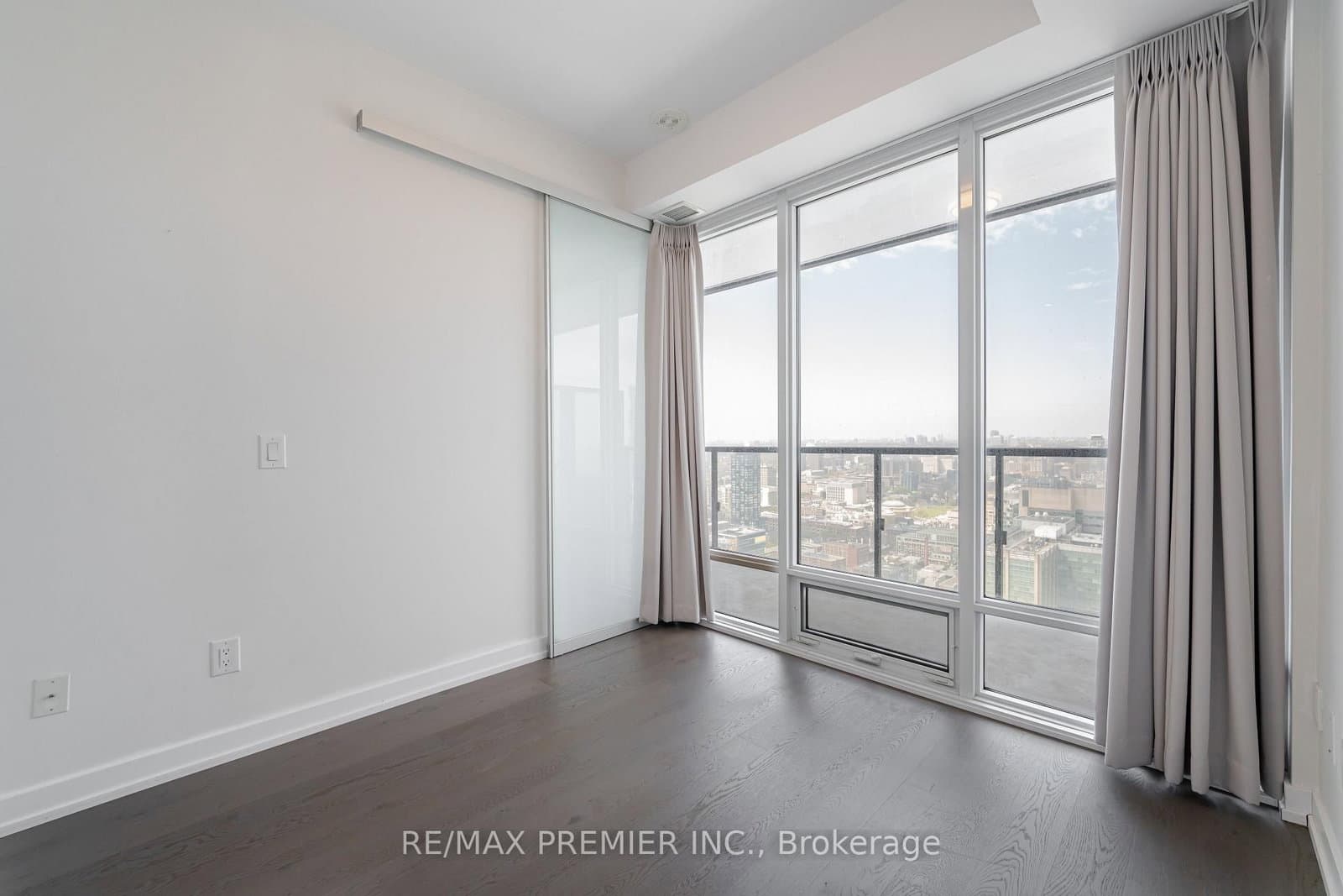 488 University Avenue, Unit 3201 thumbnail 11