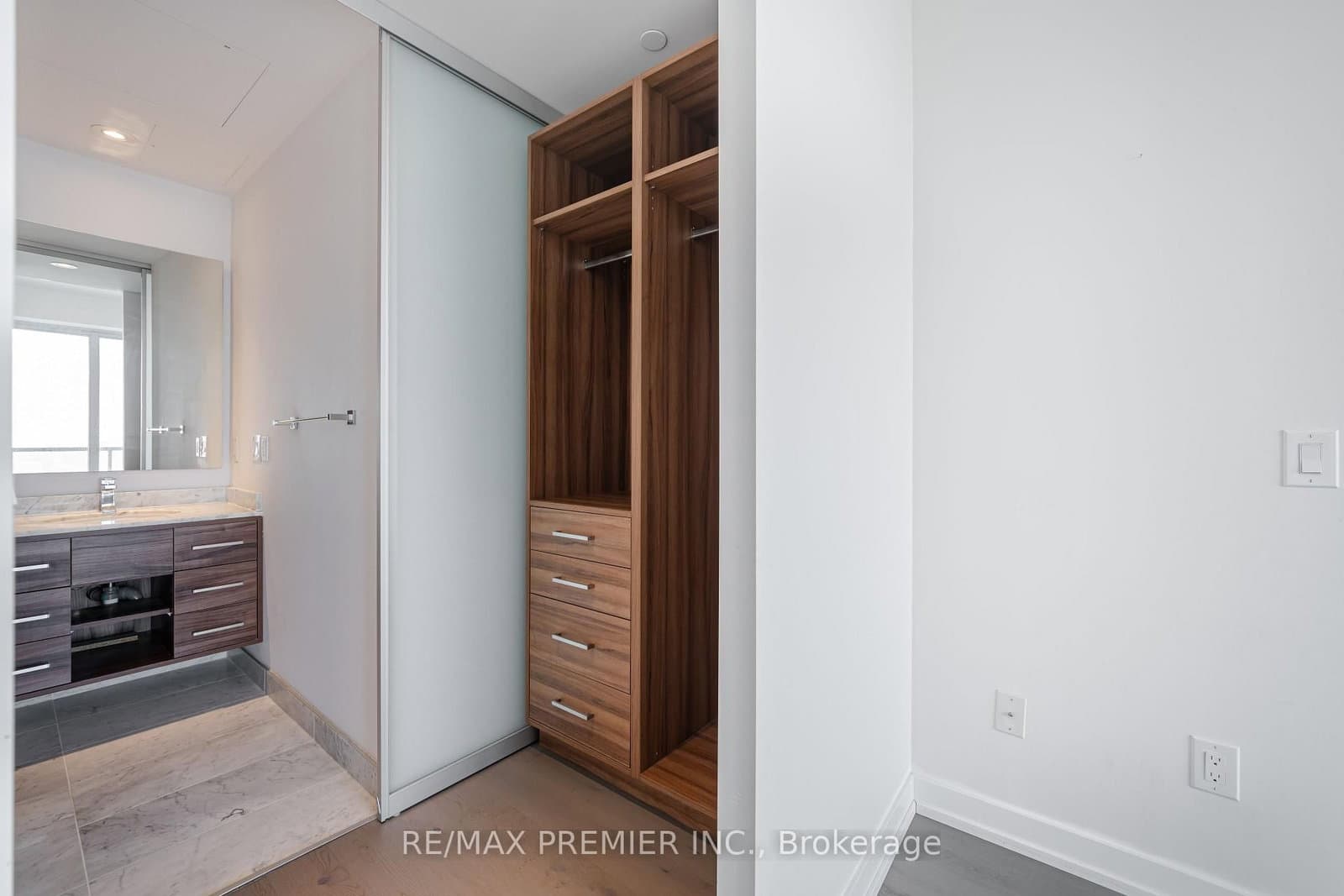488 University Avenue, Unit 3201 thumbnail 13