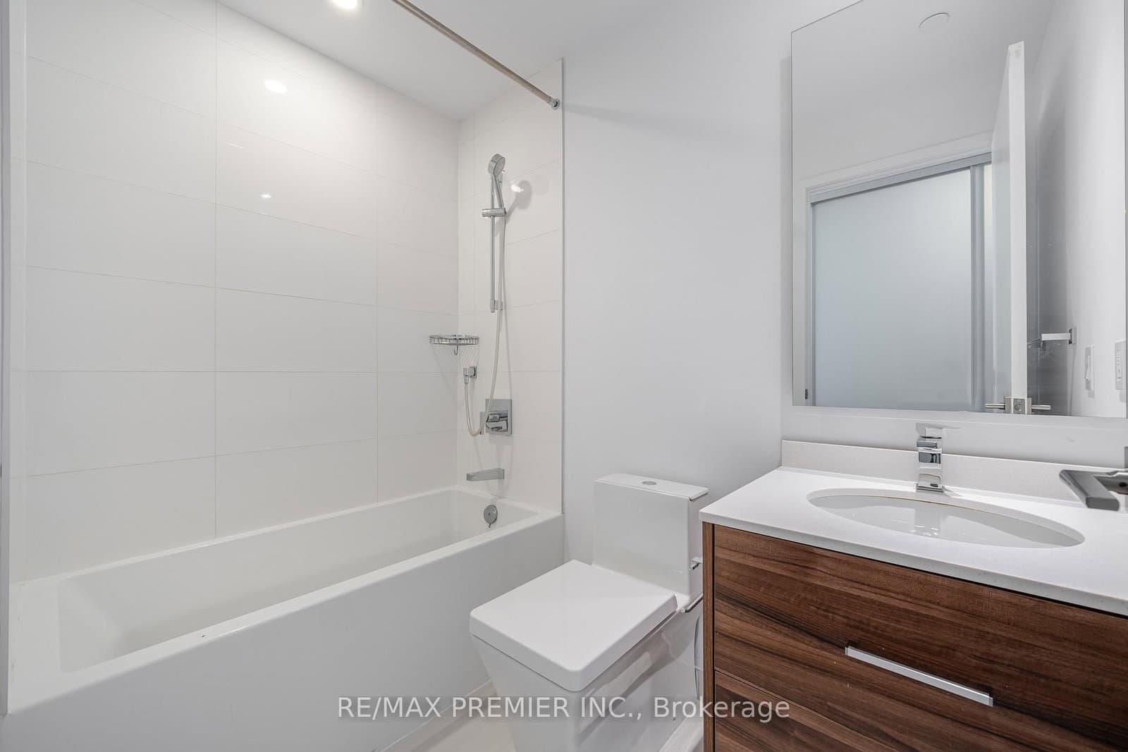 488 University Avenue, Unit 3201 thumbnail 17
