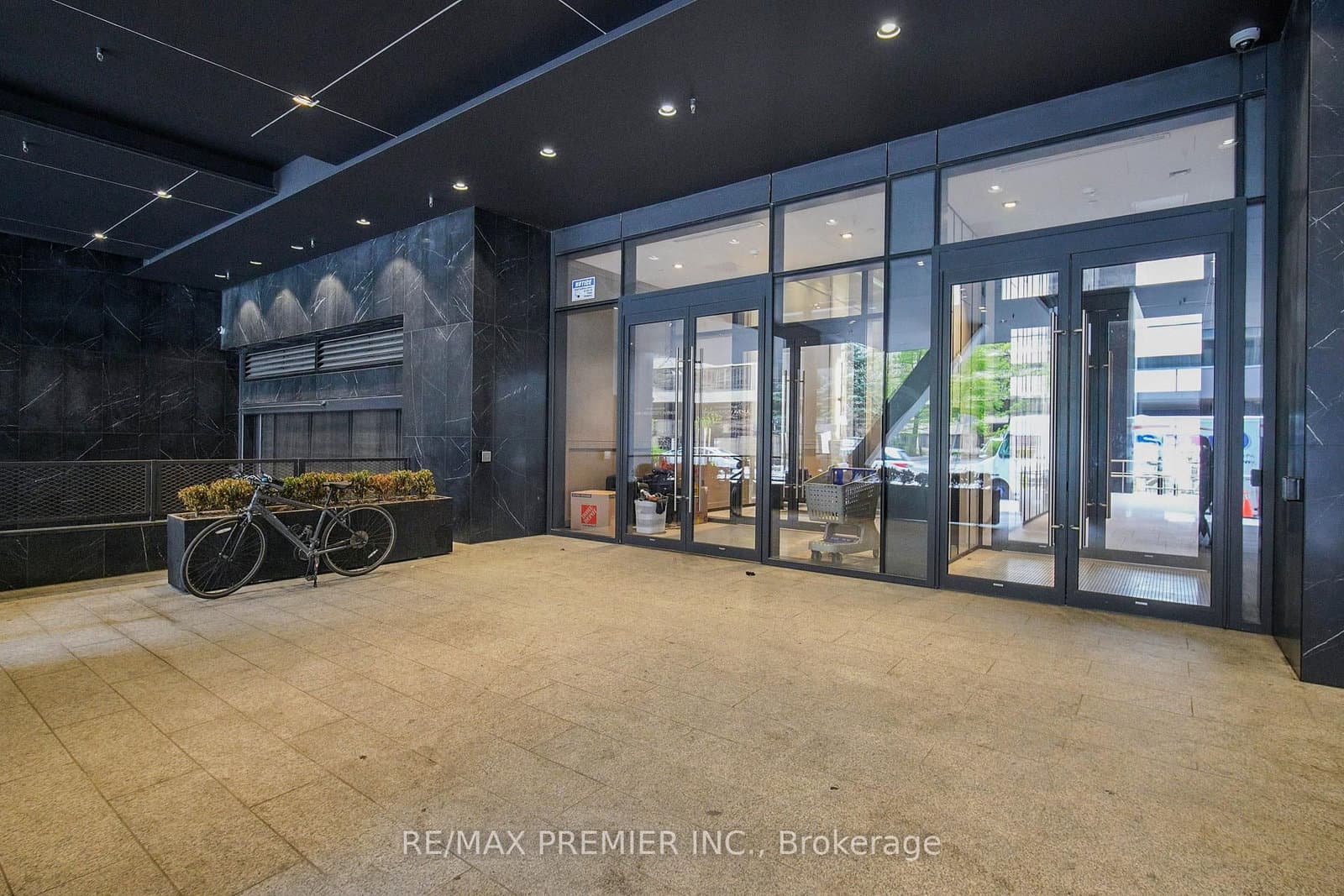 488 University Avenue, Unit 3201 thumbnail 2