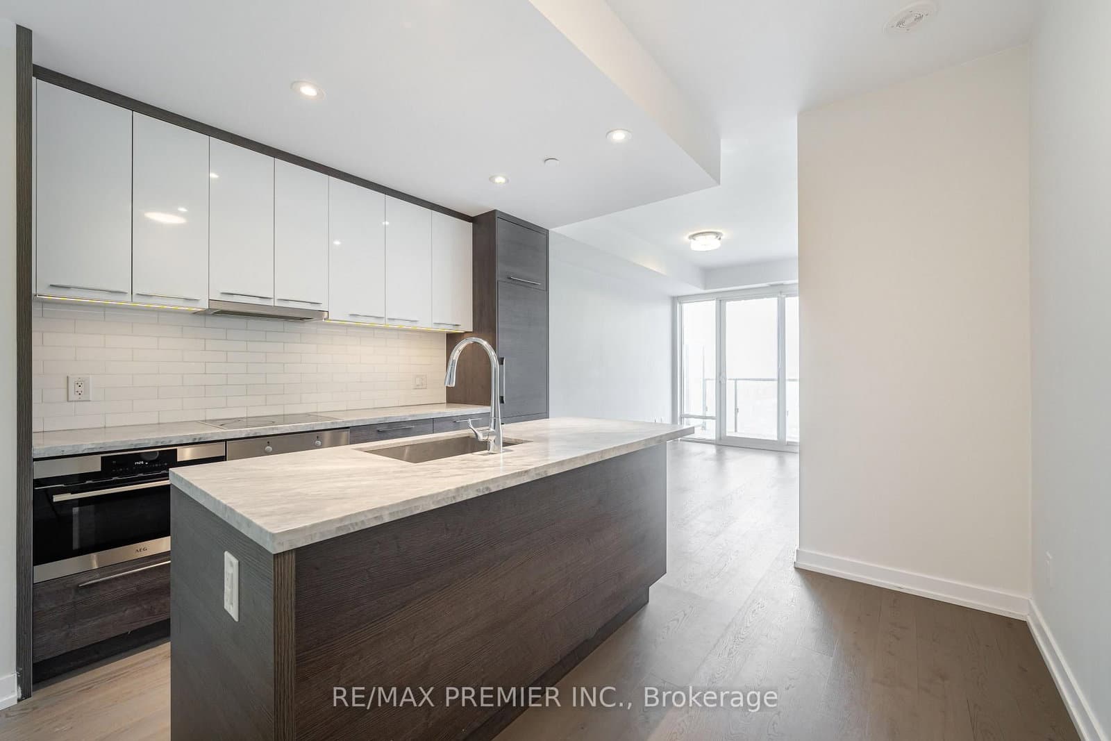 488 University Avenue, Unit 3201 thumbnail 4