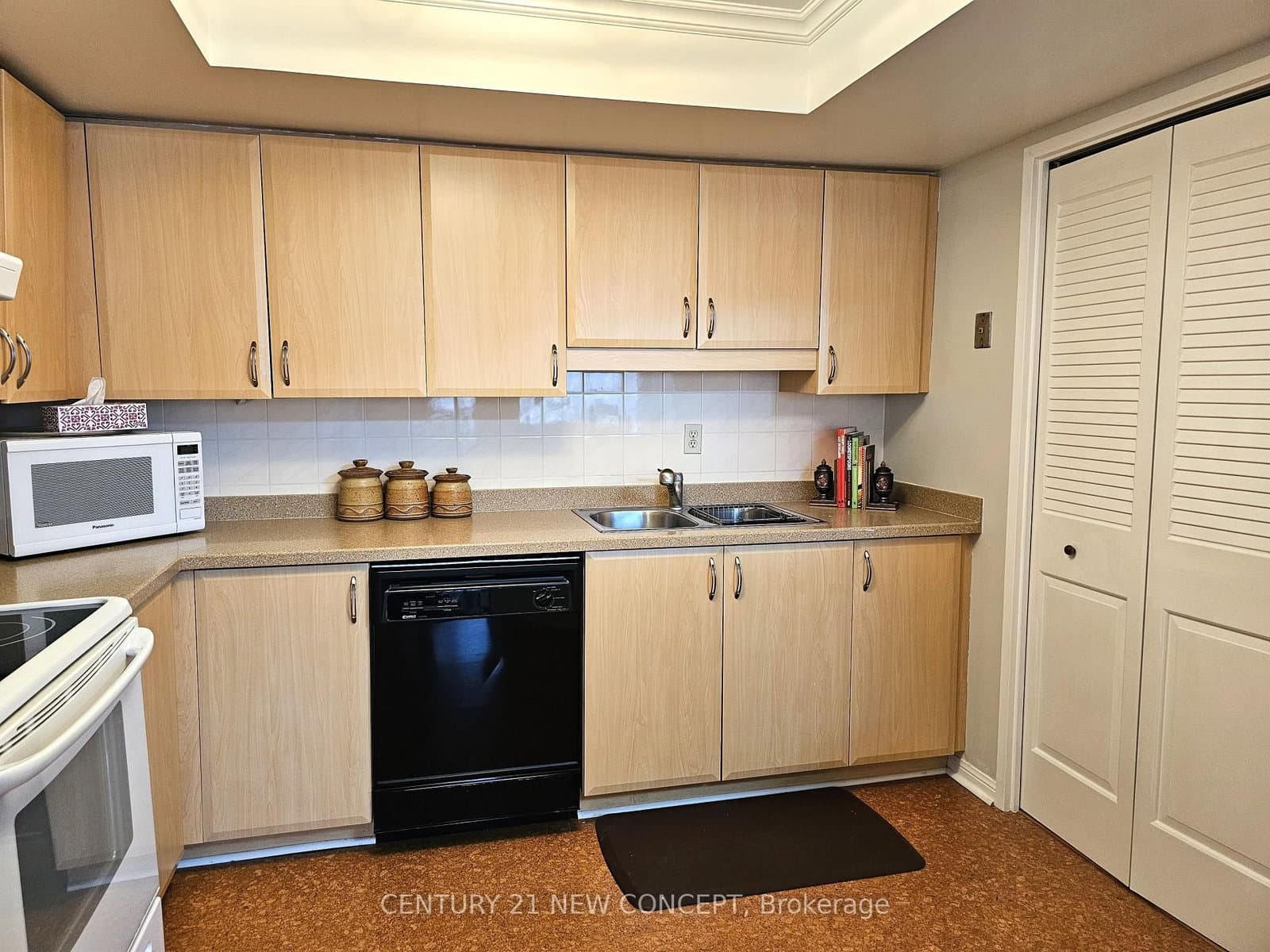 255 The Donway West E, Unit 123 thumbnail 12