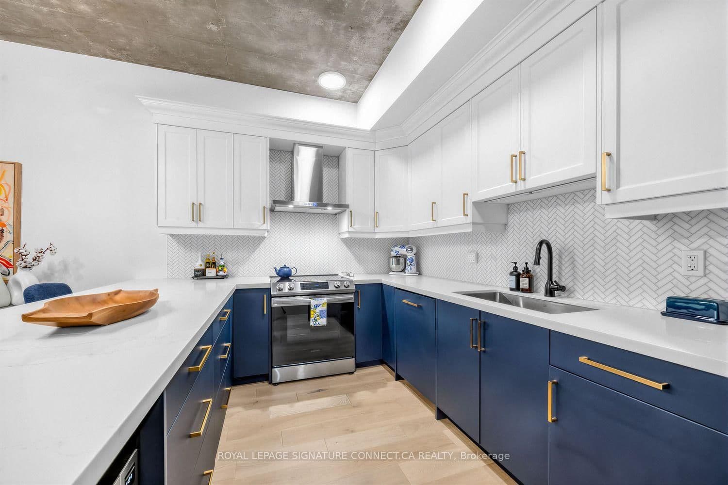 66 Portland Street, Unit PH806 thumbnail 3
