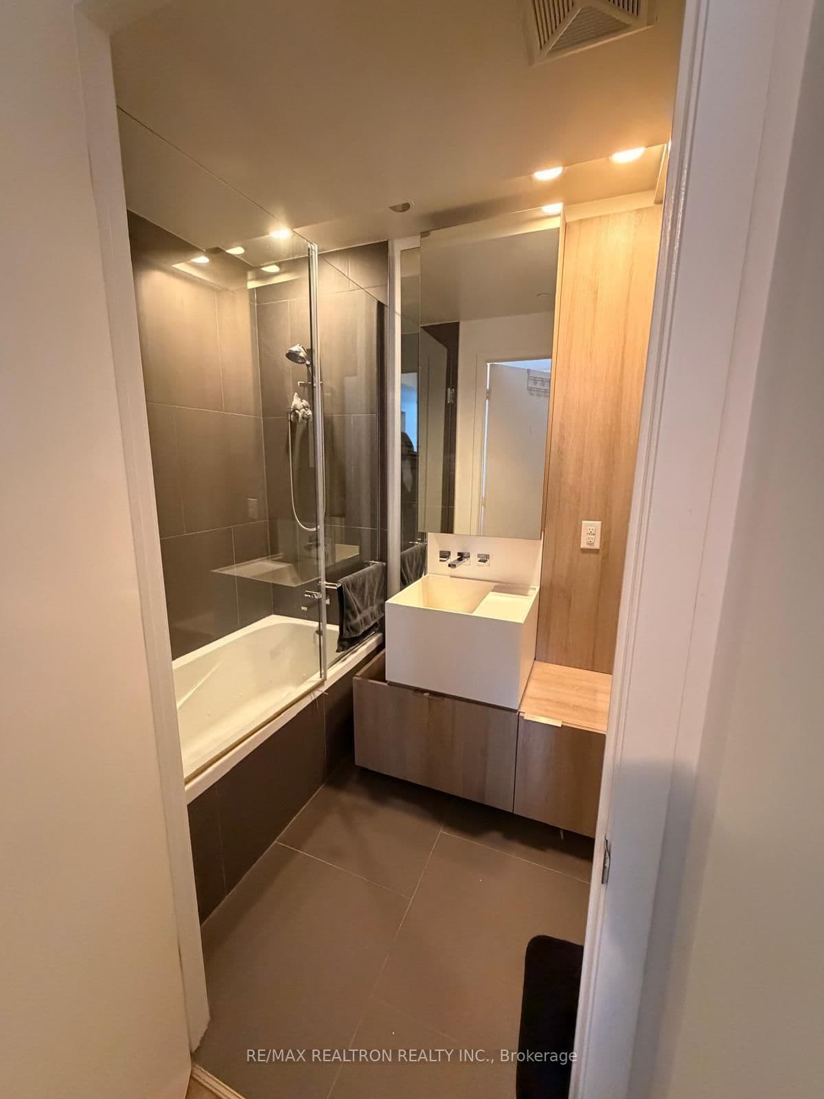 1 Bloor Street E, Unit 312 thumbnail 7