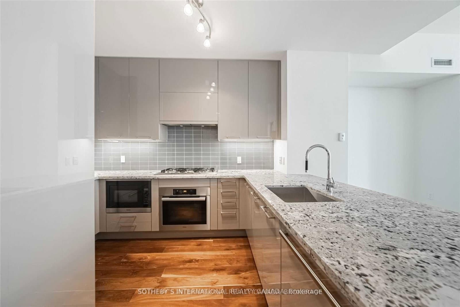 29 Queens Quay E, Unit TH-113 thumbnail 6