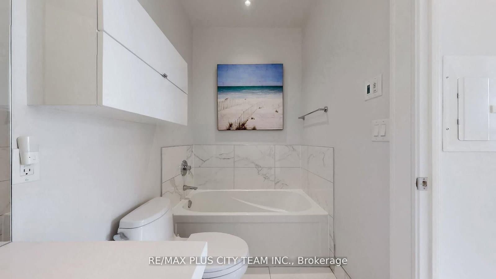 39 Queens Quay E, Unit 1305 thumbnail 16