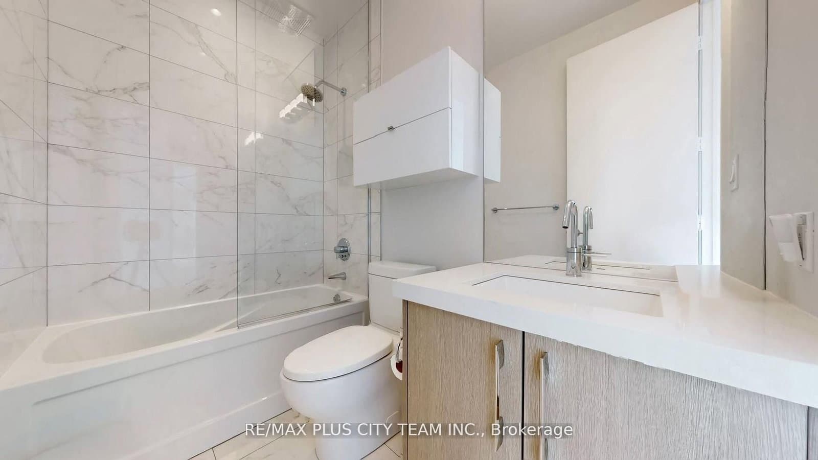 39 Queens Quay E, Unit 1305 thumbnail 19