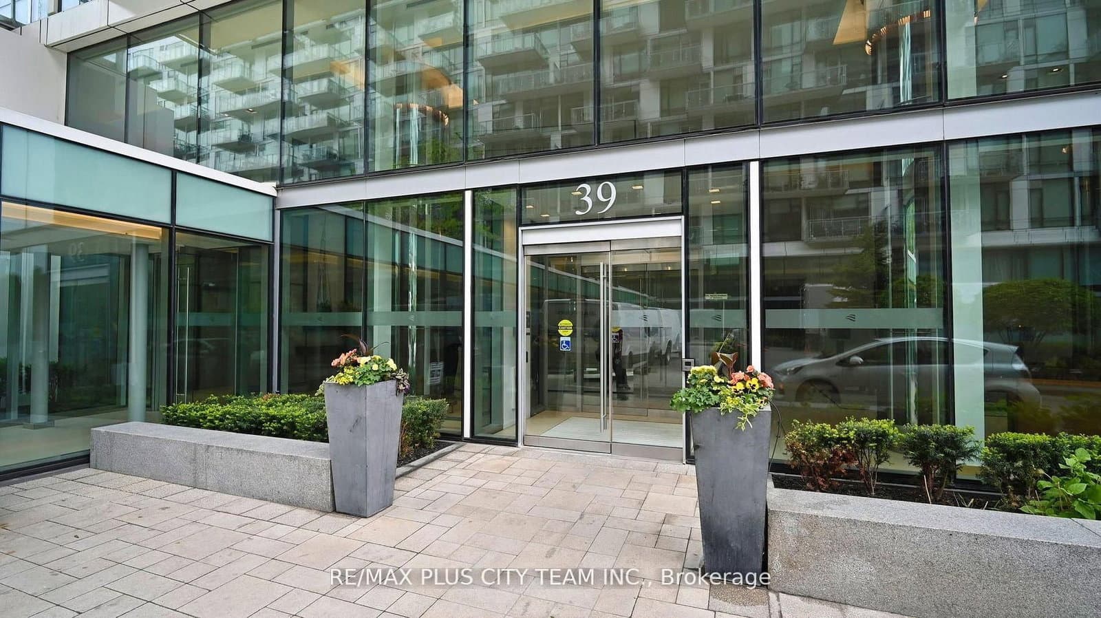 39 Queens Quay E, Unit 1305 thumbnail 2
