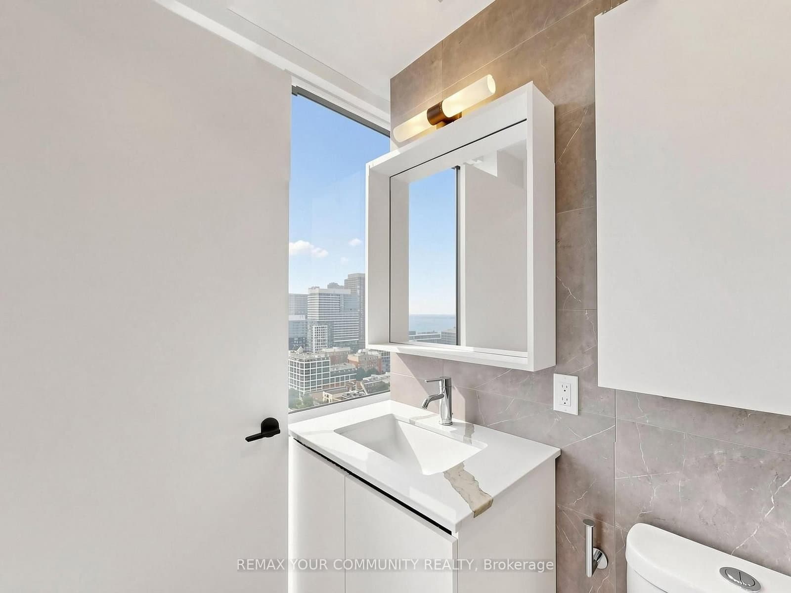 35 Parliament Street, Unit 2504 thumbnail 25