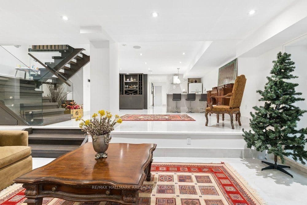 150 Sandringham Drive, Unit . thumbnail 4