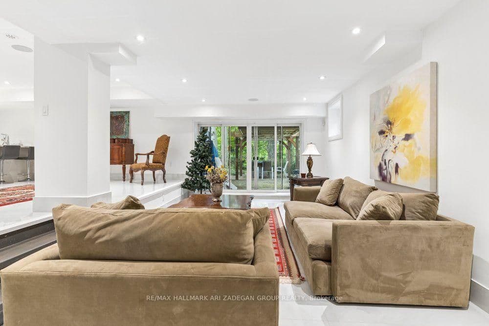 150 Sandringham Drive, Unit . thumbnail 6