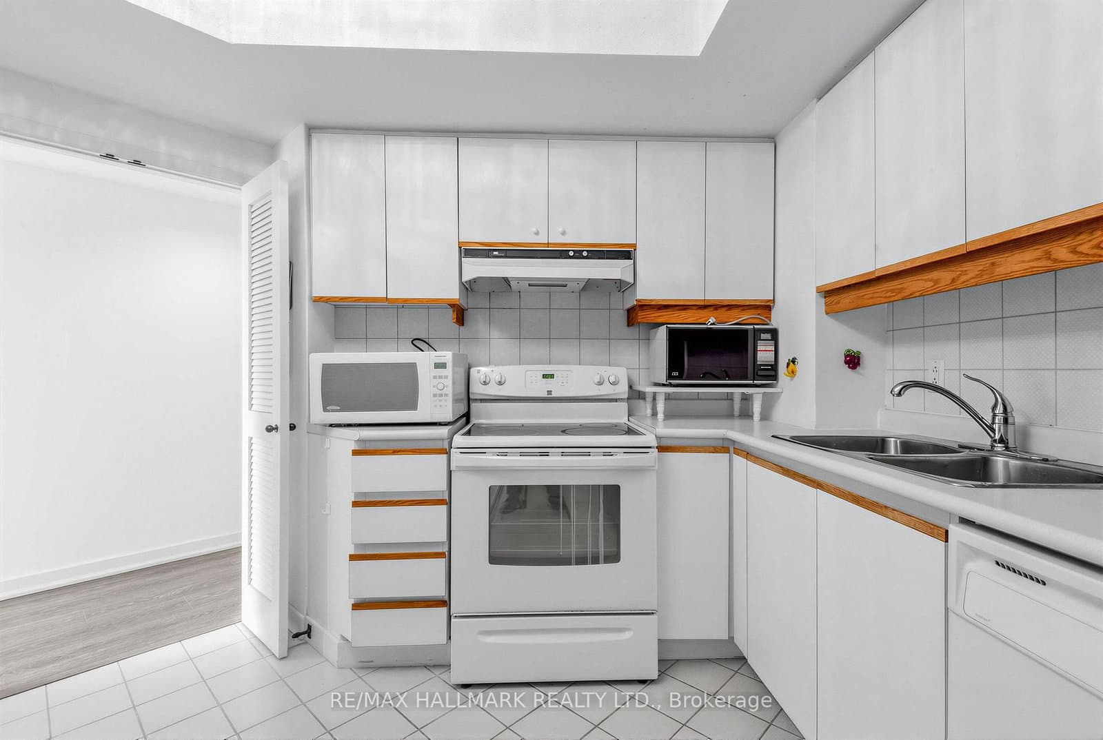 3 Duplex Avenue, Unit 102 thumbnail 17