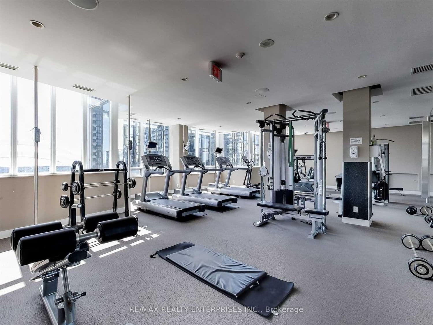 270 Wellington Street W, Unit 409 thumbnail 31