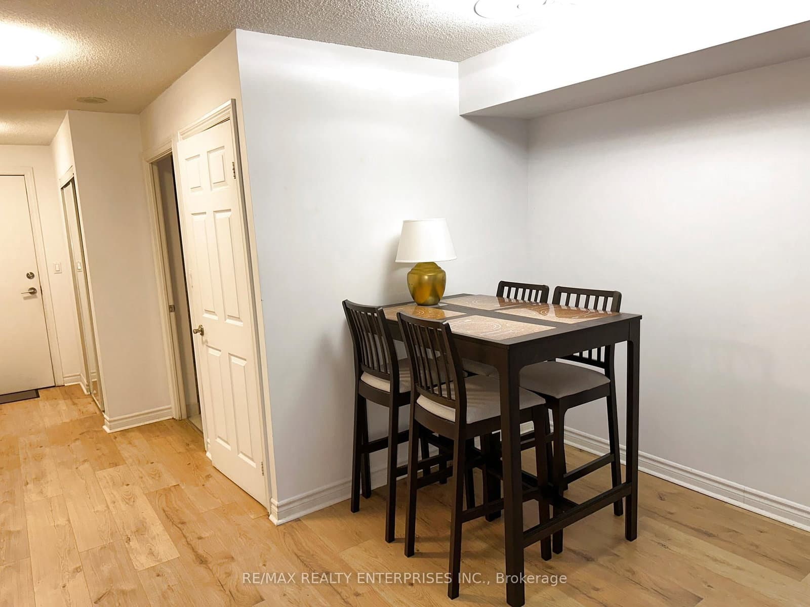270 Wellington Street W, Unit 409 thumbnail 8