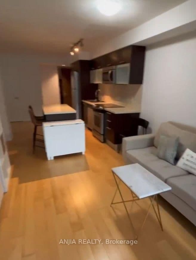 386 Yonge Street, Unit 817 thumbnail 4