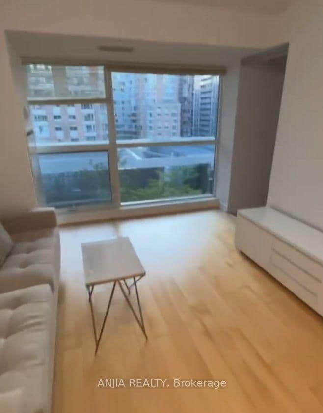 386 Yonge Street, Unit 817 thumbnail 8