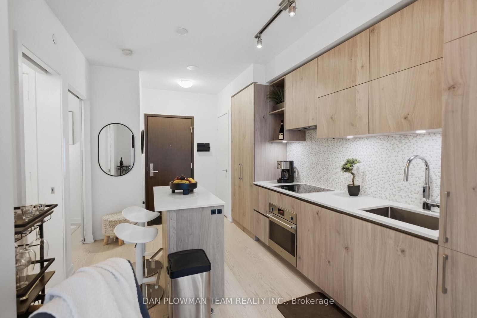 1 Yorkville Avenue, Unit 901 thumbnail 3