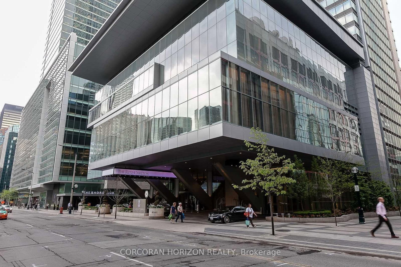 183 Wellington Street W, Unit 3303 thumbnail 2