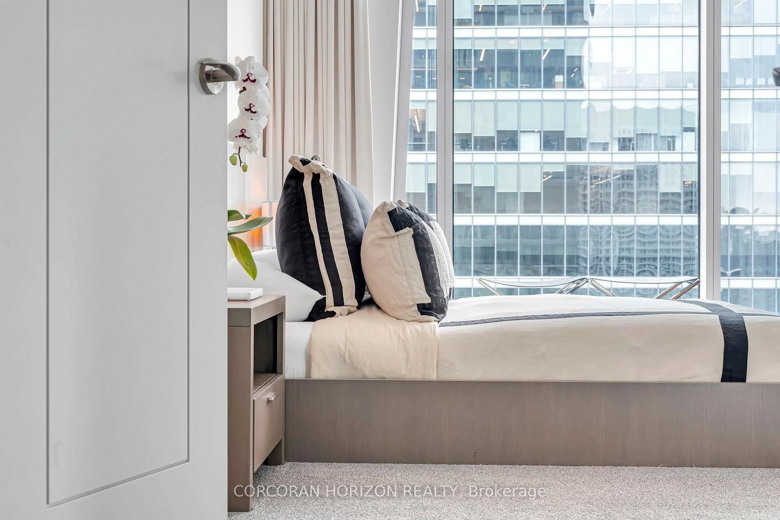 183 Wellington Street W, Unit 3303 thumbnail 37