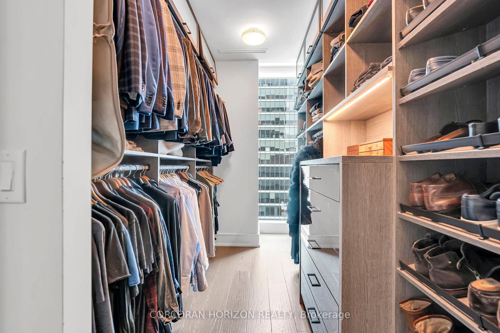 183 Wellington Street W, Unit 3303 thumbnail 43