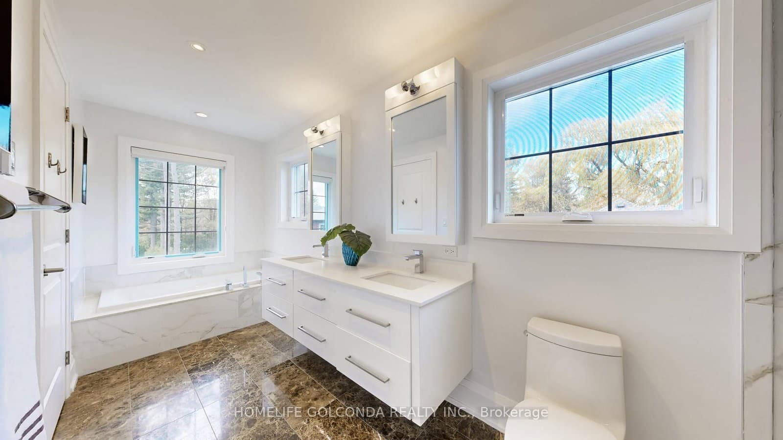 2466B Bayview Avenue thumbnail 32