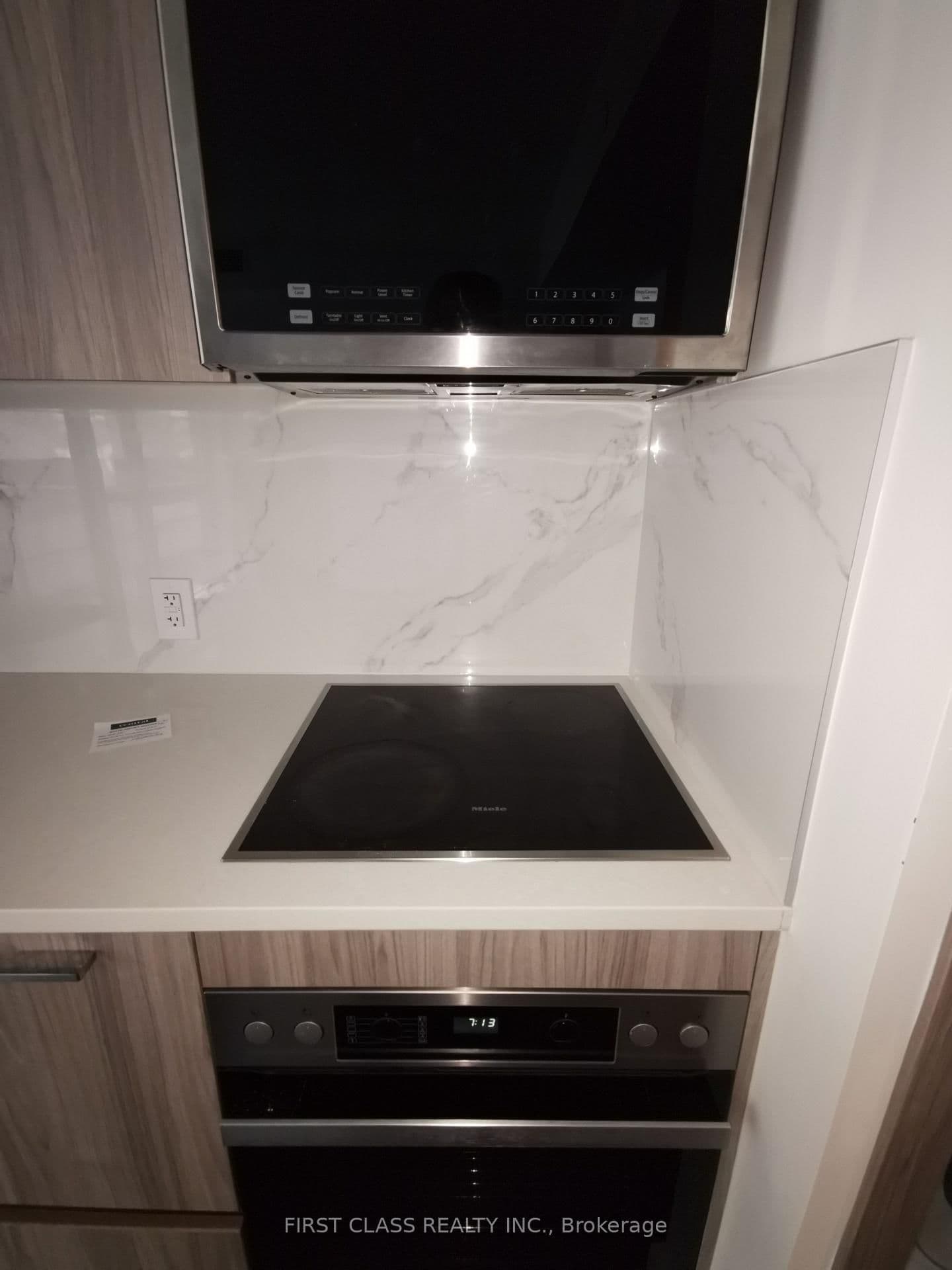 38 Widmer Street, Unit 710 thumbnail 11