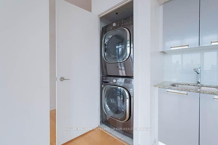 33 Charles Street E, Unit 3902 thumbnail 17