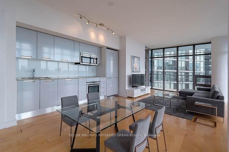 33 Charles Street E, Unit 3902 thumbnail 4