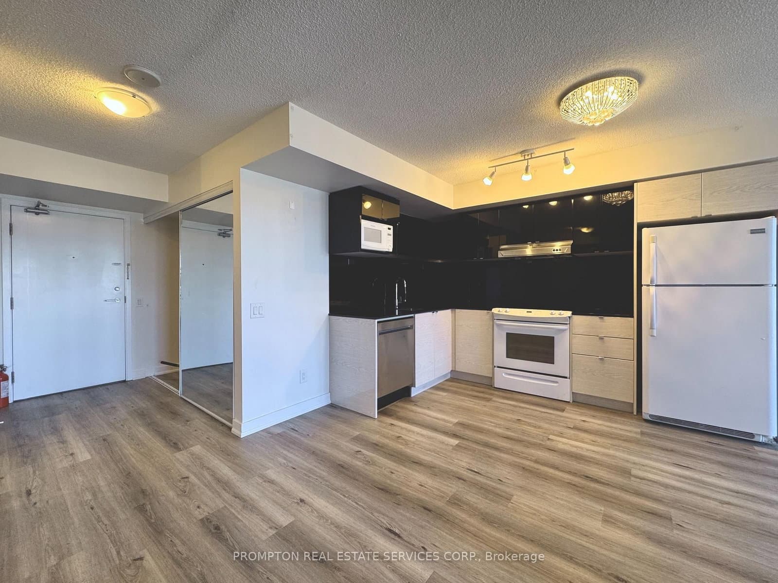 72 Esther Shiner Boulevard, Unit 612 thumbnail 2