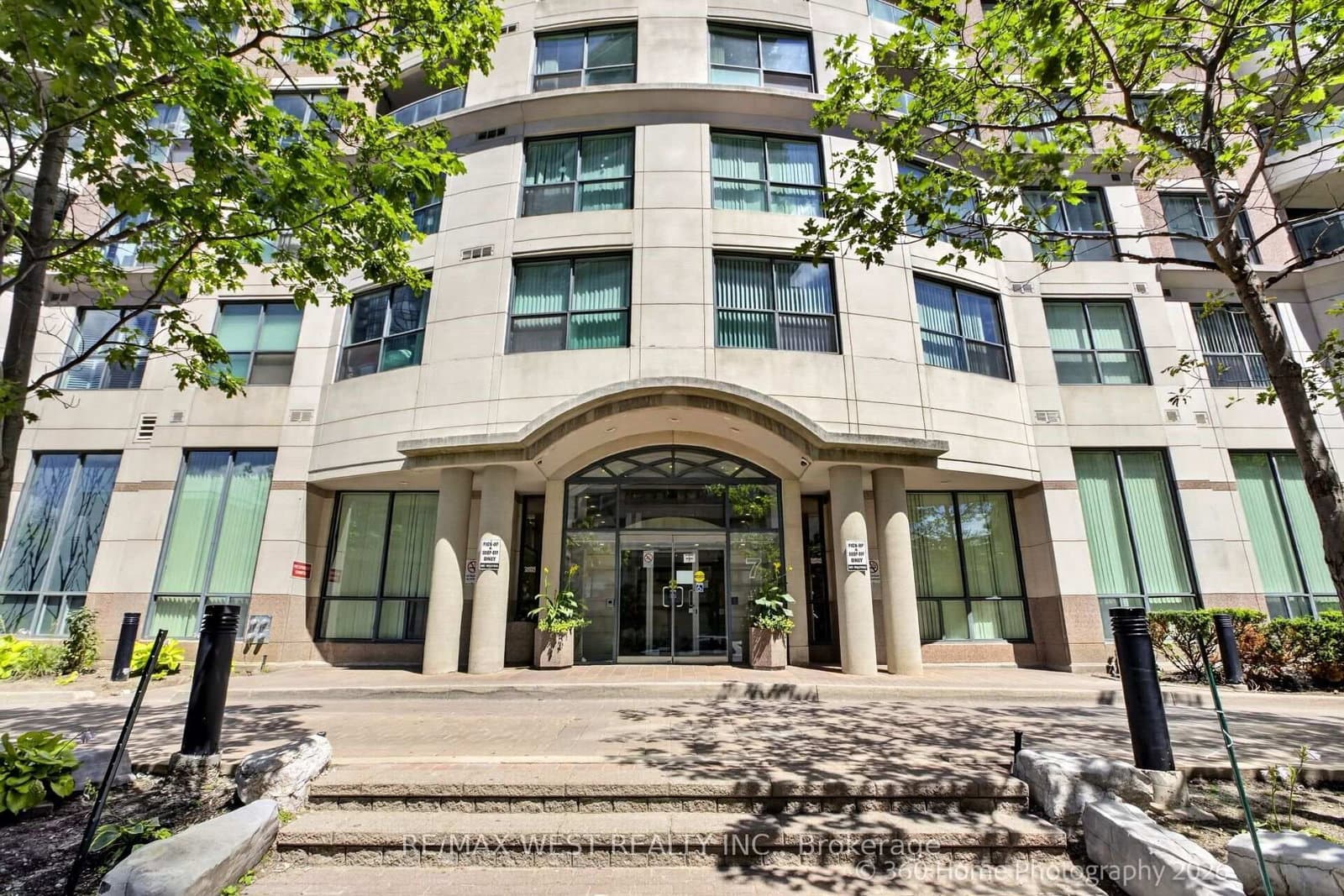 7 Lorraine Drive, Unit 706 thumbnail 3