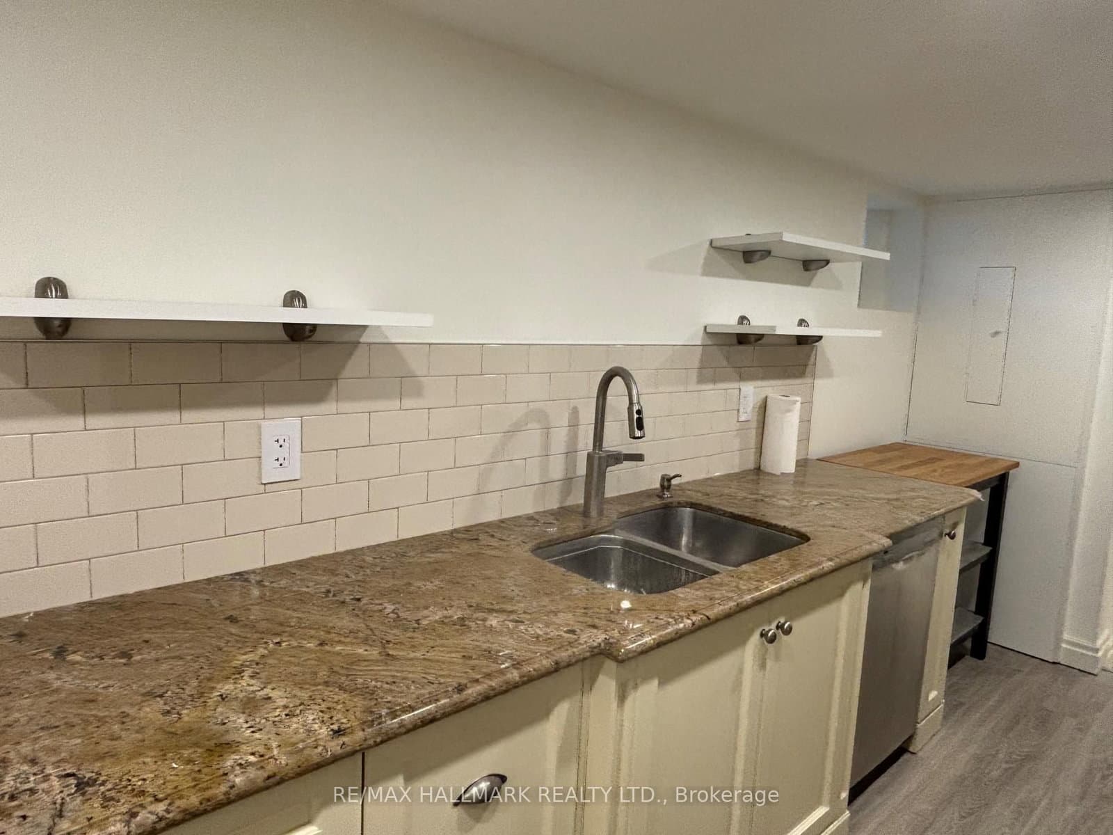 3 Whitewood Road, Unit Lower thumbnail 3