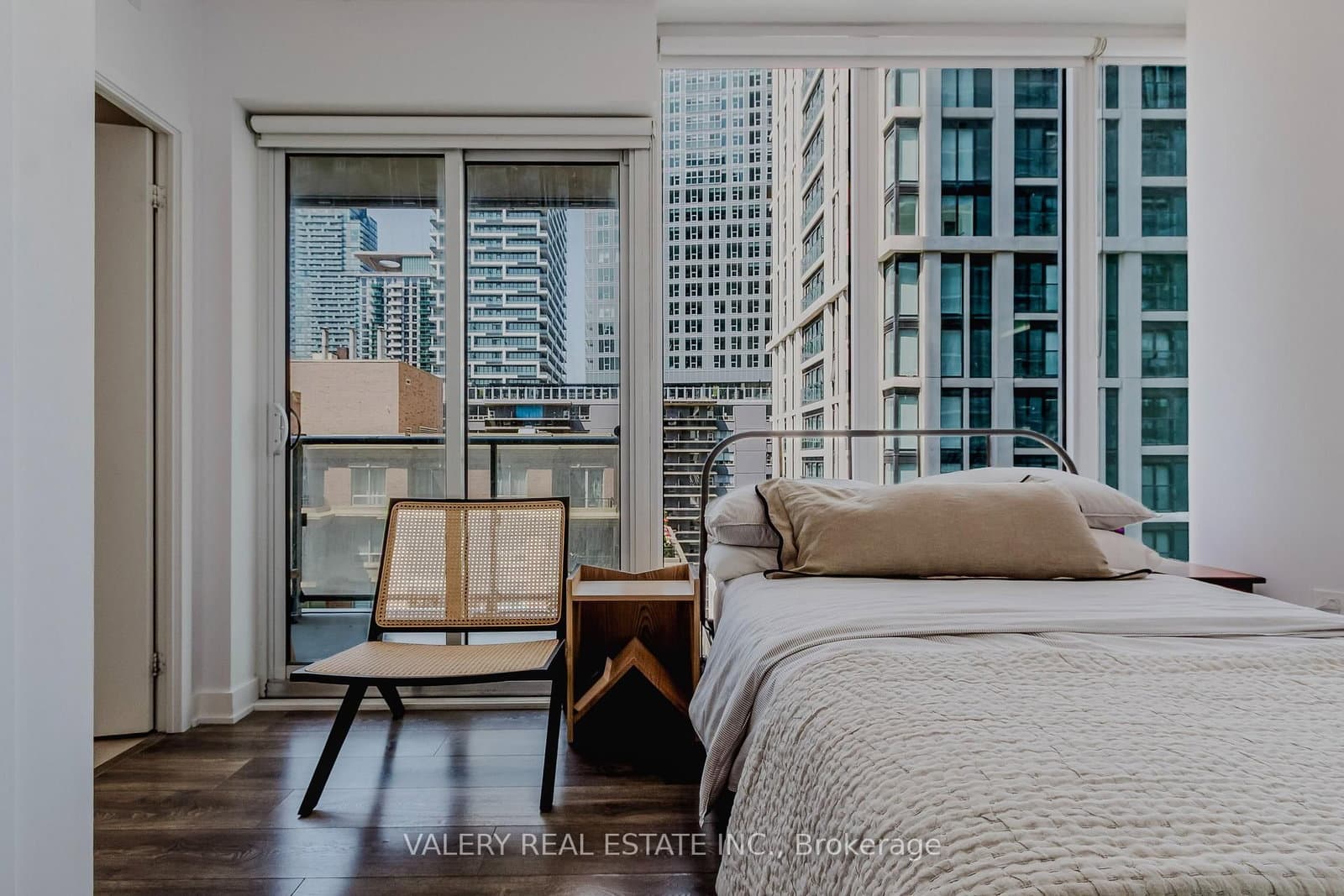 195 Redpath Avenue, Unit 712 thumbnail 2