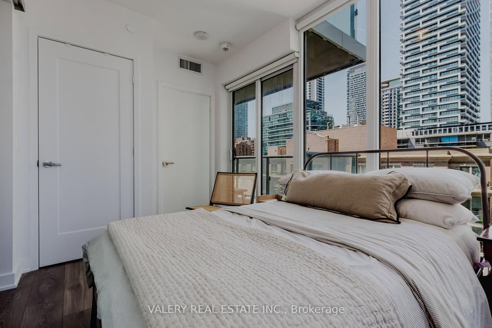195 Redpath Avenue, Unit 712 thumbnail 3