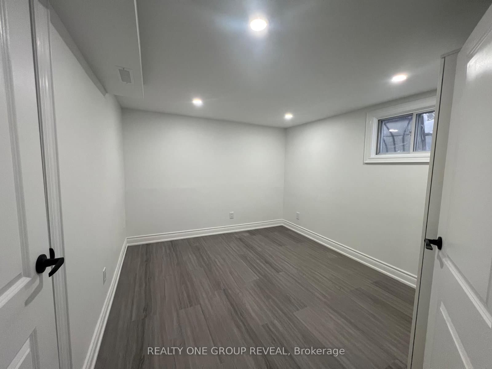 75 Regatta Crescent, Unit Basement thumbnail 18