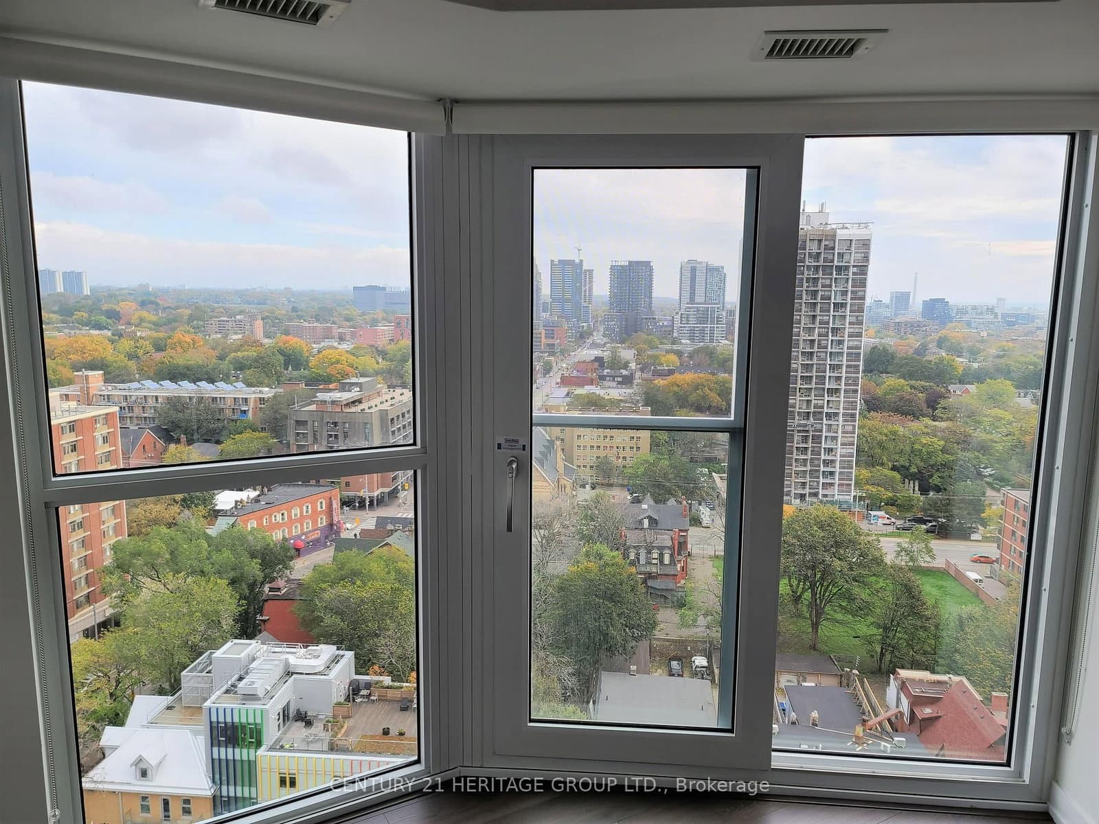 219 Dundas Street E, Unit 2015 thumbnail 9