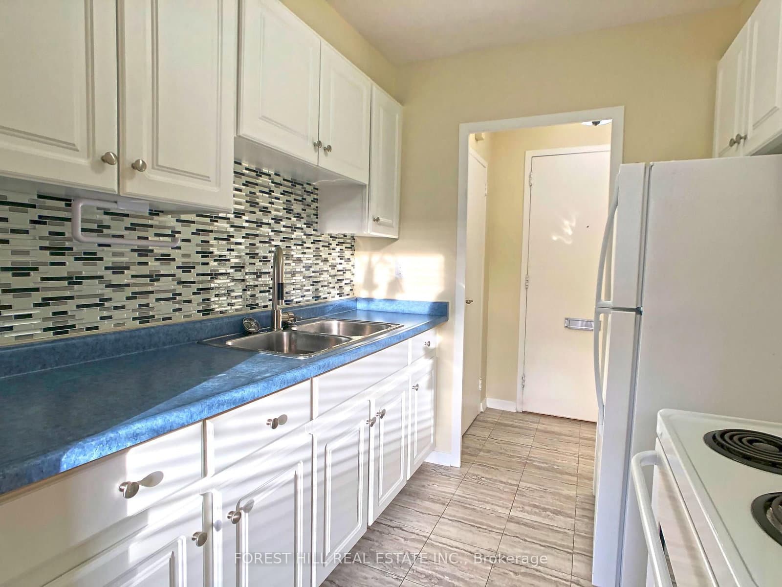 335 Lonsdale Road, Unit 502 - Image 1