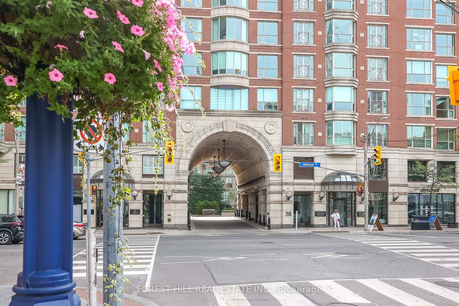 #305 - 38 Avenue Road