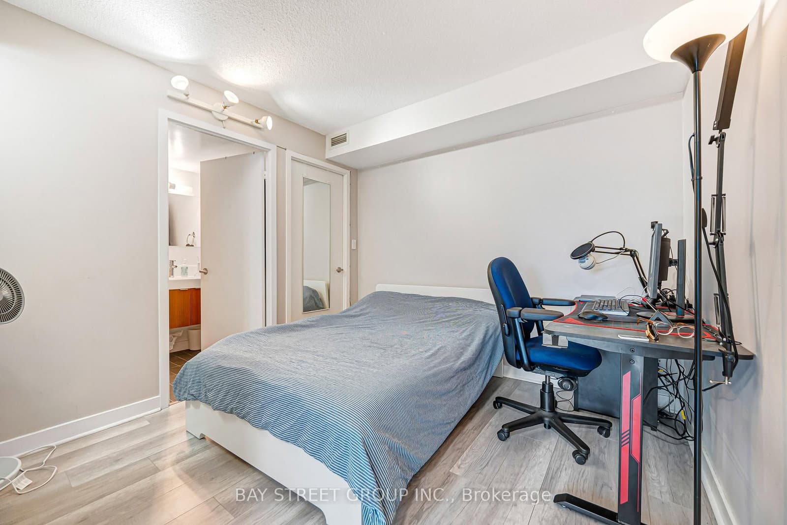 25 Telegram Mews, Unit 816 thumbnail 12