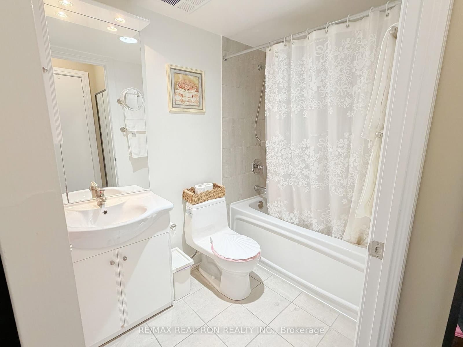 18 Harrison Garden Boulevard, Unit 1805 thumbnail 7