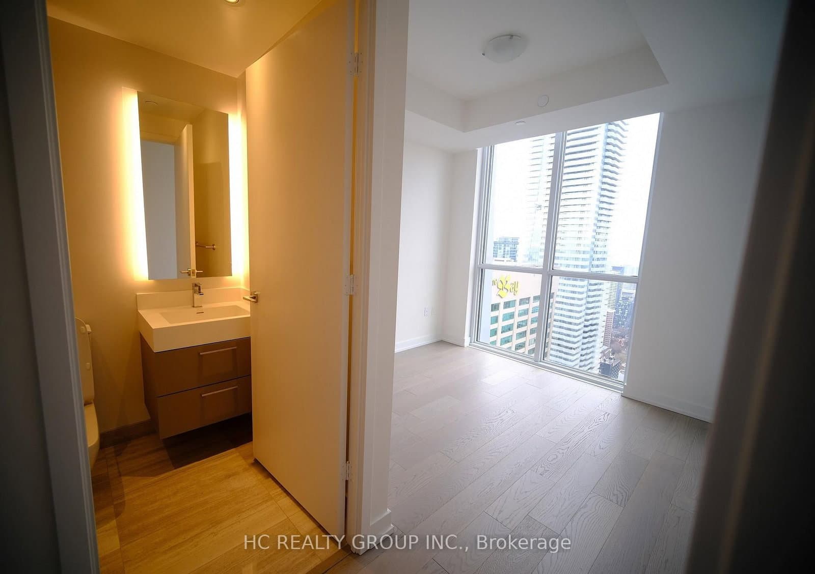 1 Yorkville Avenue, Unit 4512 thumbnail 6