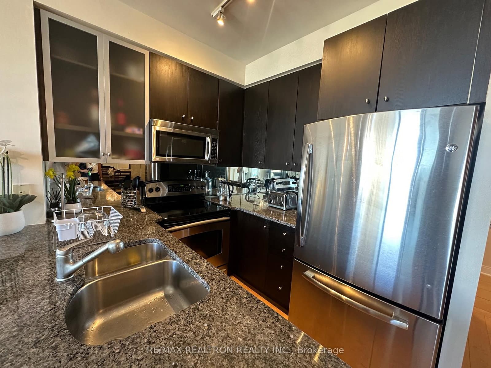 18 Yorkville Avenue, Unit 1601 thumbnail 8
