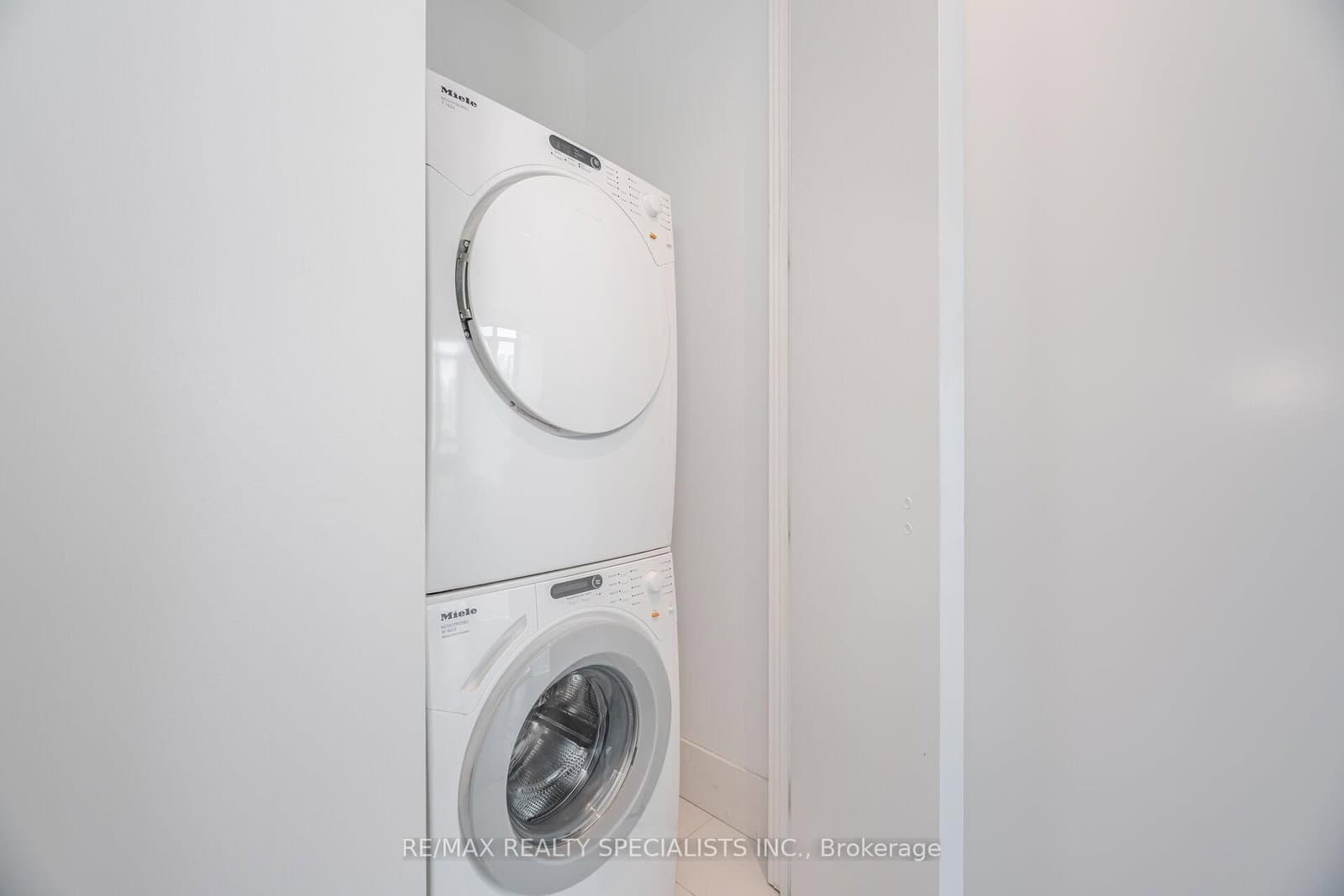 29 Queens Quay E, Unit 1118 thumbnail 16
