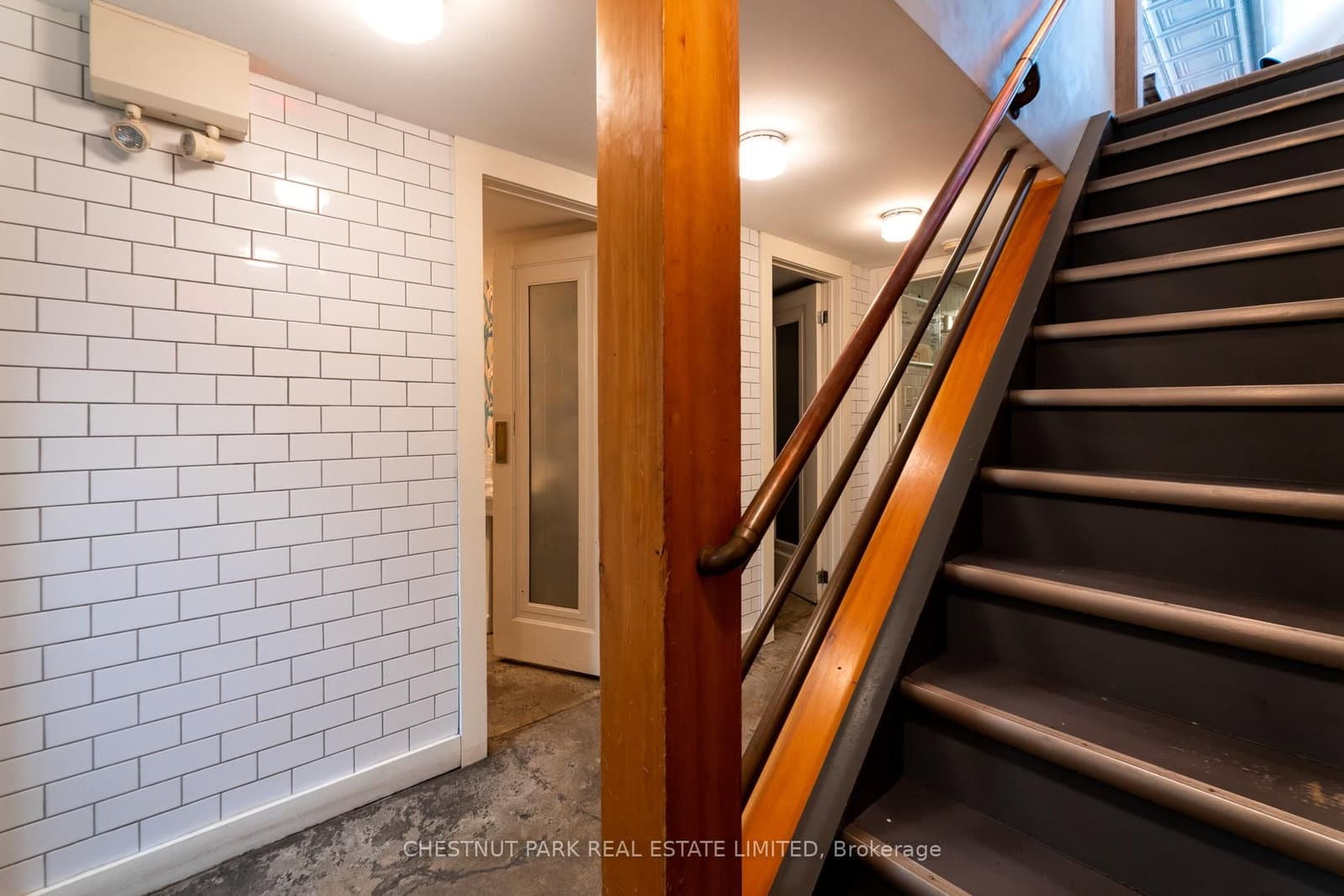 923 Dundas Street W thumbnail 9