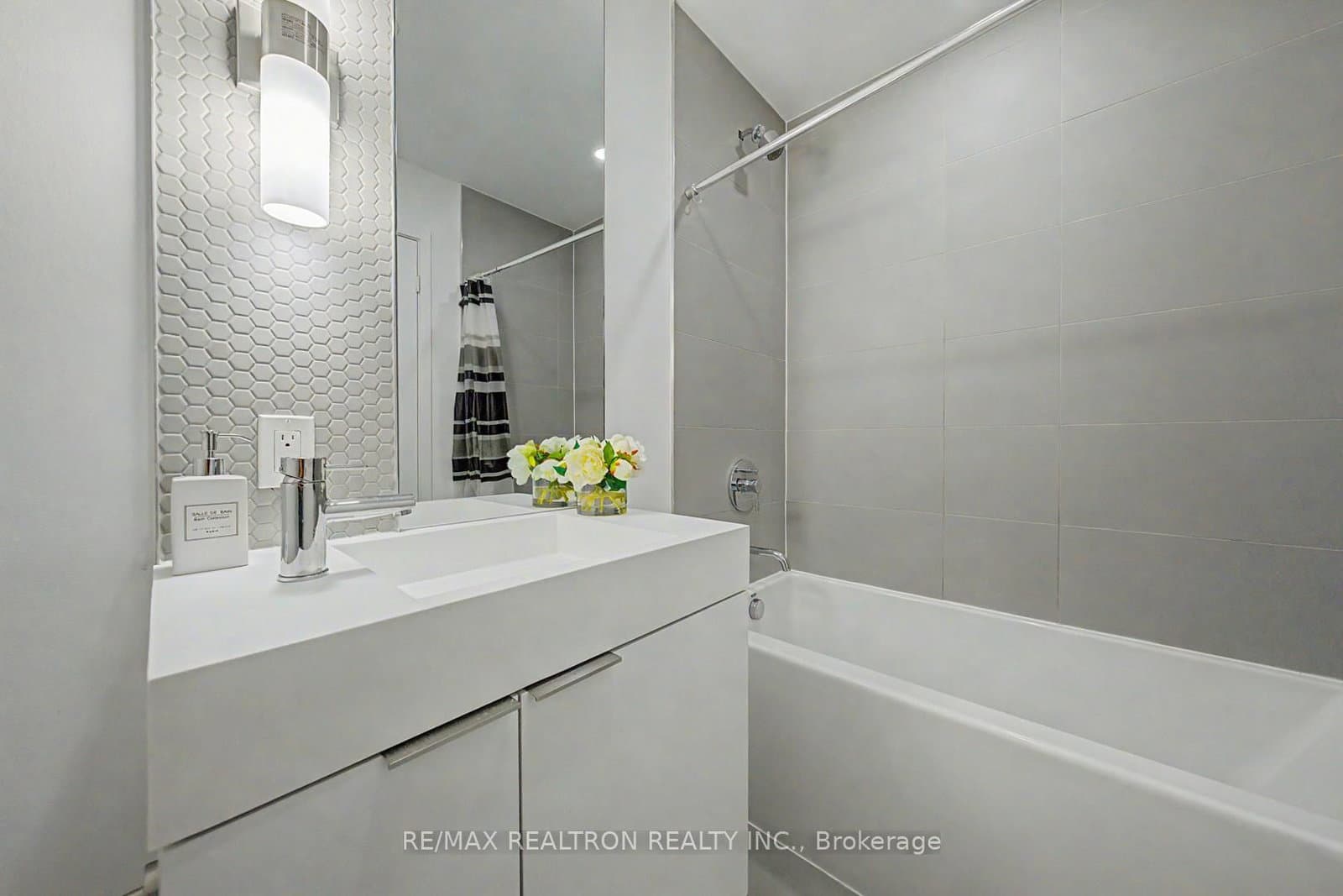 33 Helendale Avenue, Unit 102 thumbnail 32